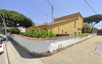 Vista exterior de Casa o xalet en venda en Castelldefels amb Aire condicionat, Terrassa i Piscina