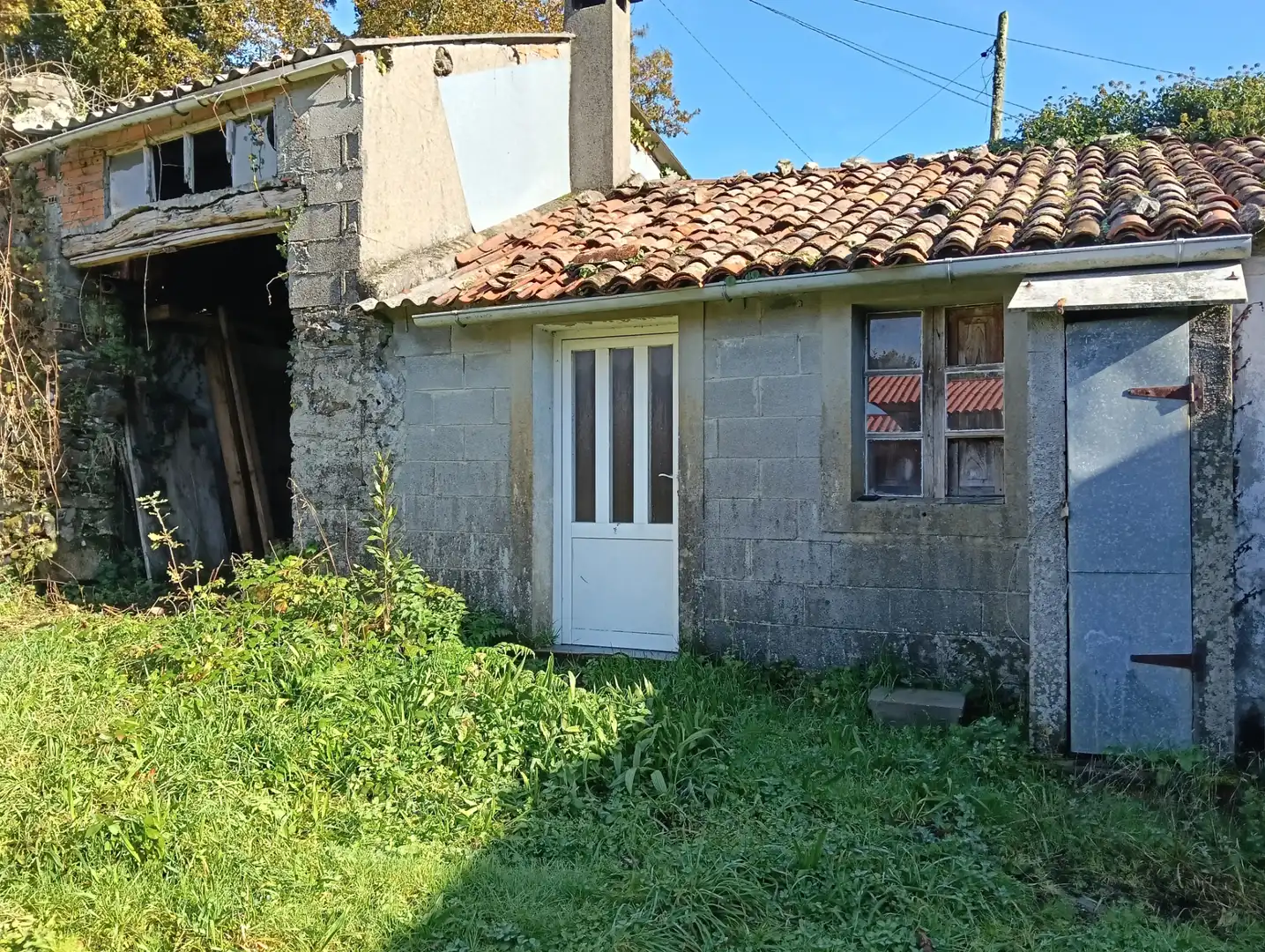 Vista exterior de Casa adosada en venda en Cesuras amb Jardí privat