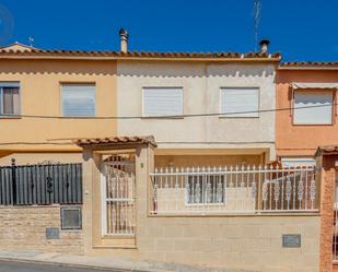 Vista exterior de Casa adosada en venda en Altura amb Terrassa