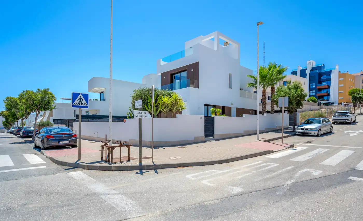 Vista exterior de Casa o xalet en venda en Guardamar del Segura amb Aire condicionat, Jardí privat i Terrassa