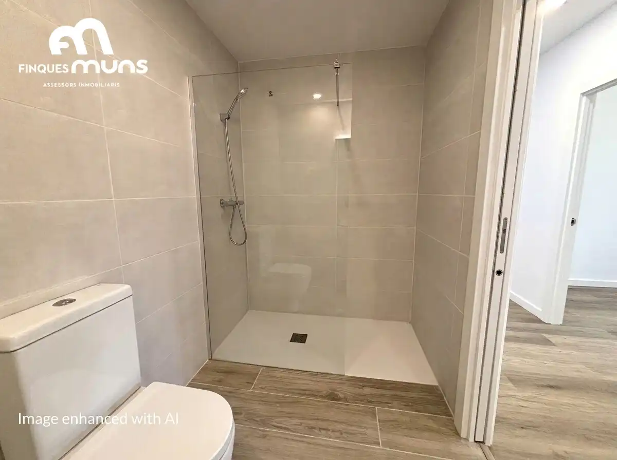 Bathroom of Flat for sale in Girona  with Air Conditioner, Heating and Parquet flooring