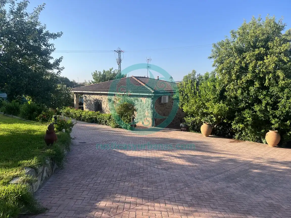 Vista exterior de Casa o xalet en venda en Cáceres amb Aire condicionat, Jardí privat i Terrassa