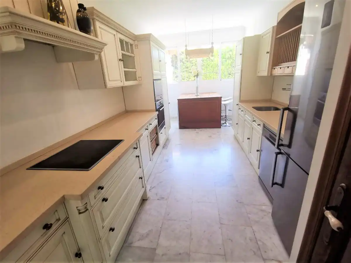 Cuina de Casa o xalet de lloguer en Marbella amb Aire condicionat, Jardí privat i Terrassa