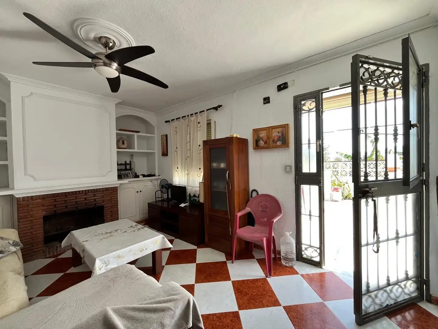 Sala d'estar de Casa o xalet en venda en Alhaurín de la Torre amb Jardí privat, Terrassa i Traster