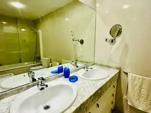 Badezimmer von Dachboden zum Verkauf in Figueres mit Klimaanlage, Heizung und Terrasse