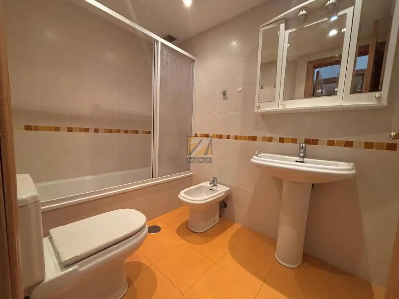 Badezimmer von Wohnung zum Verkauf in Gijón  mit Heizung, Abstellraum und Möbliert