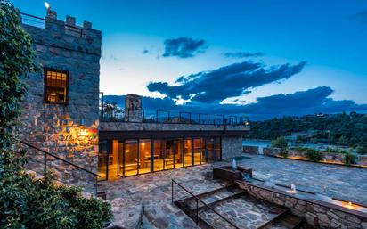 Vista exterior de Casa o xalet en venda en San Martín de Valdeiglesias amb Aire condicionat, Calefacció i Jardí privat