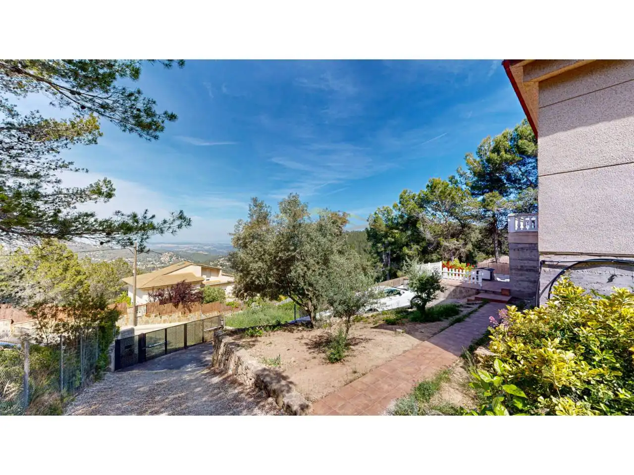 Vista exterior de Casa o xalet en venda en Corbera de Llobregat amb Aire condicionat, Jardí privat i Terrassa