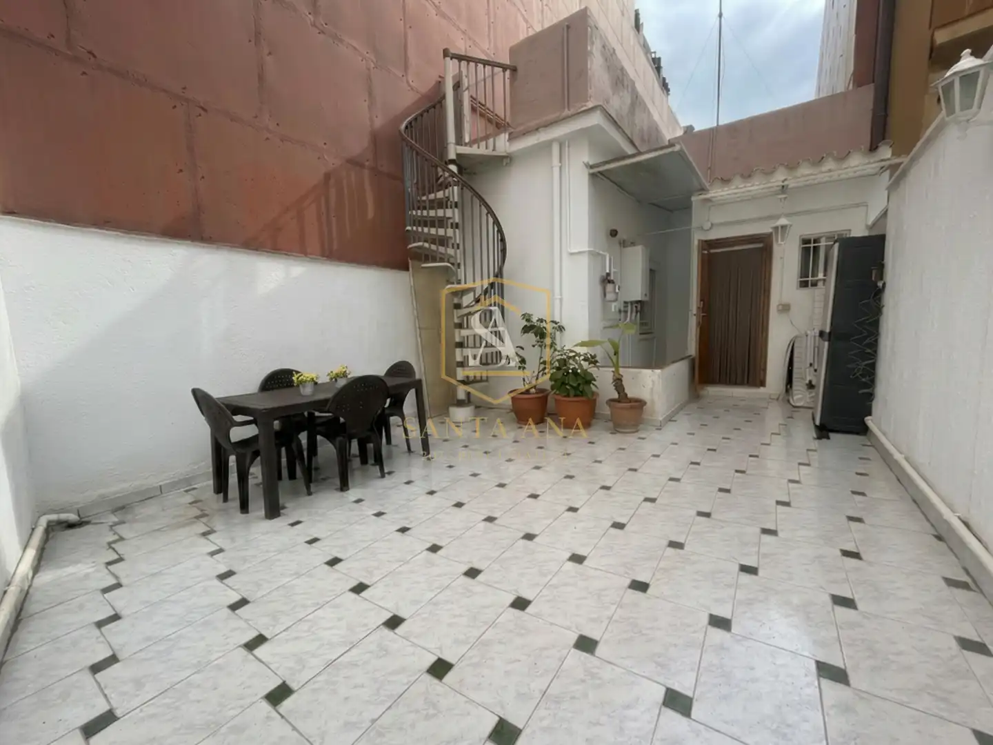 Terrasse von Einfamilien-Reihenhaus zum Verkauf in Badalona mit Klimaanlage, Heizung und Parkett
