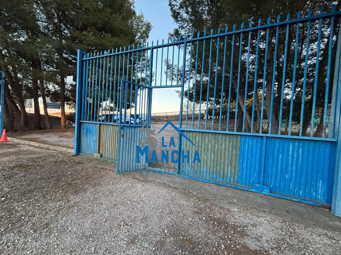 Außenansicht von Fabrikhallen zum Verkauf in Albacete