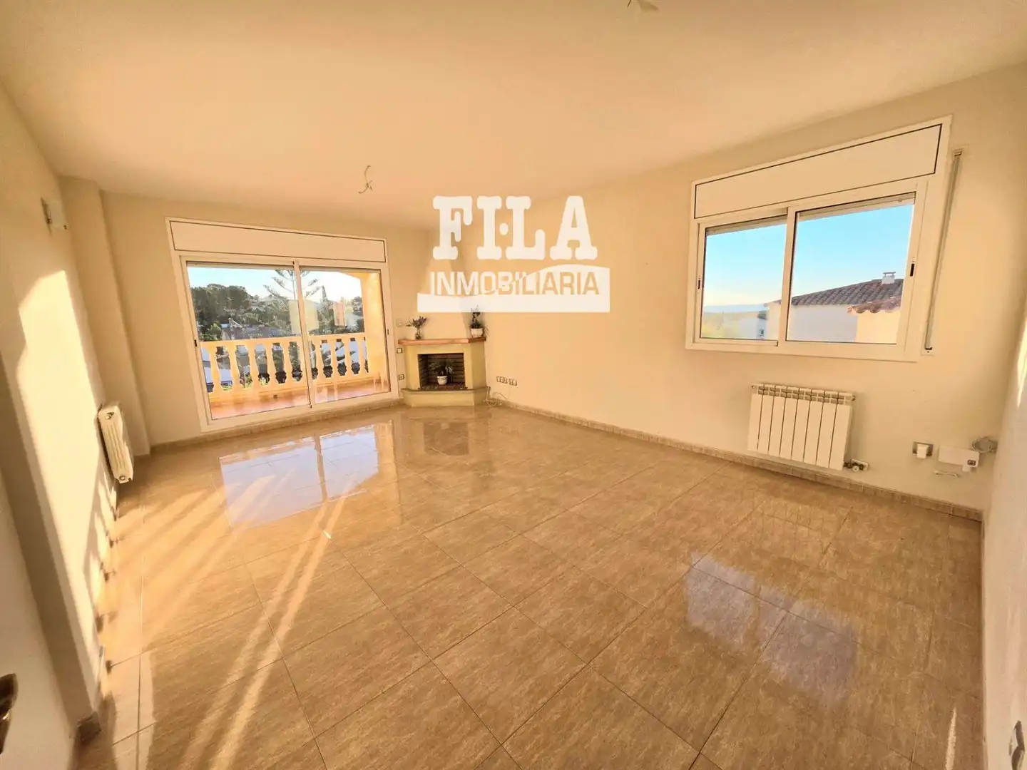 Casa aparellada amb jardí en venda a La Pobla de Montornès, imagen 3