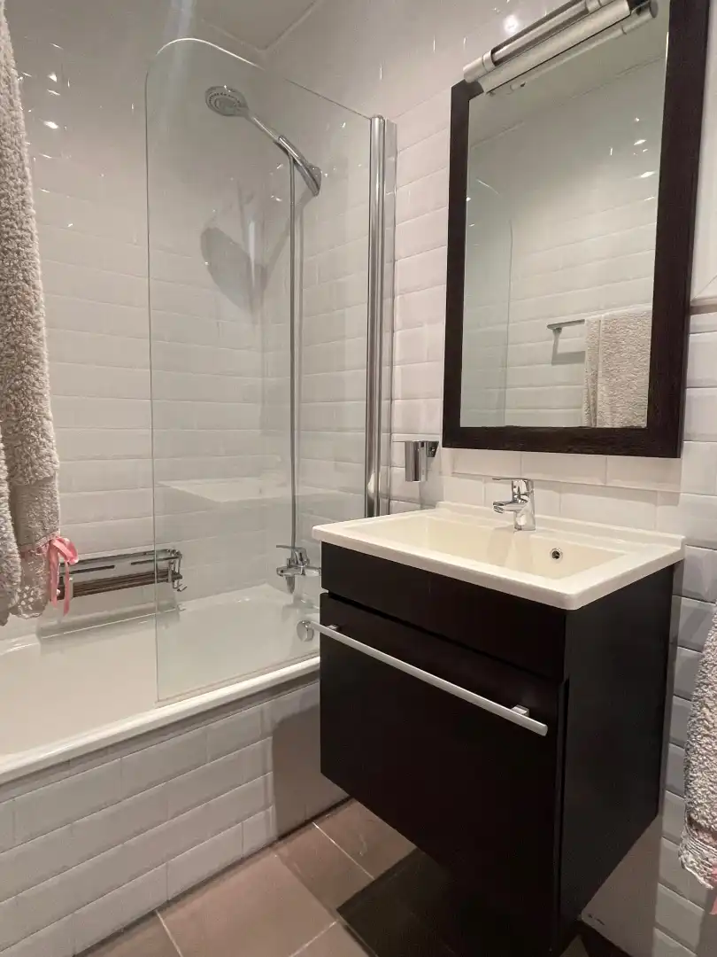 Baño de Piso de alquiler en Barcelona con Aire acondicionado, Parquet y Balcón