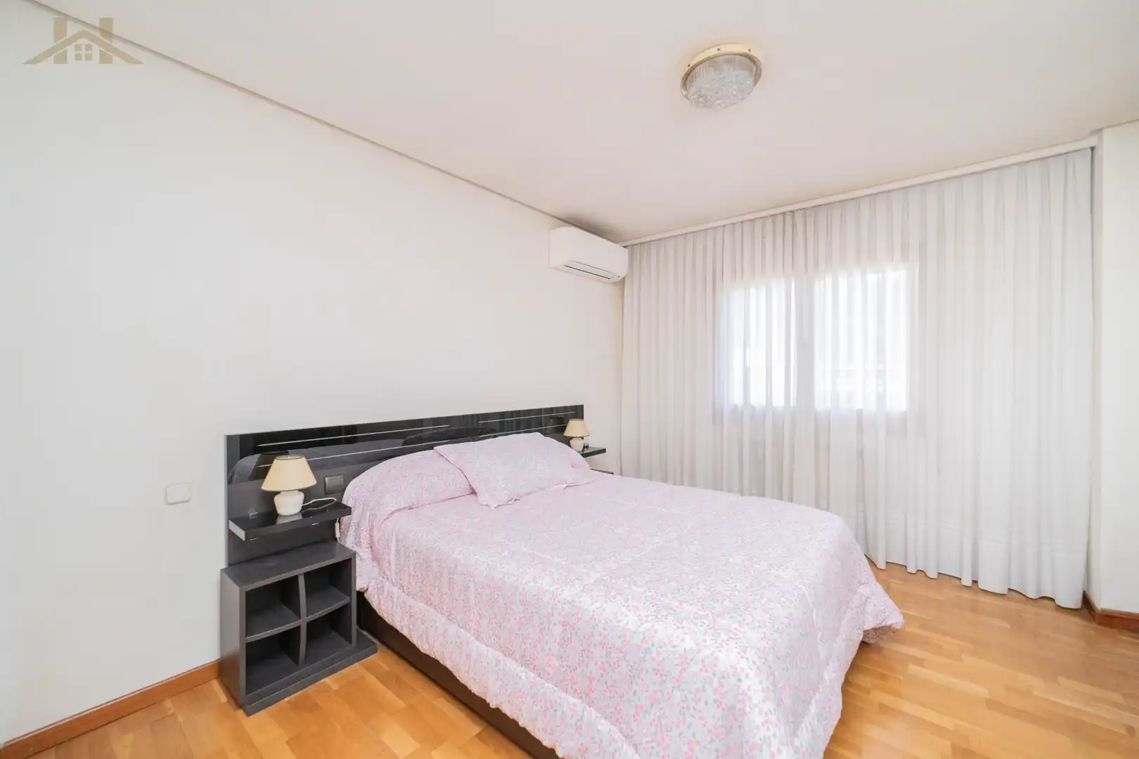 Habitación de Casa o chalet en venta en Villaviciosa de Odón con Aire acondicionado, Calefacción y Jardín privado