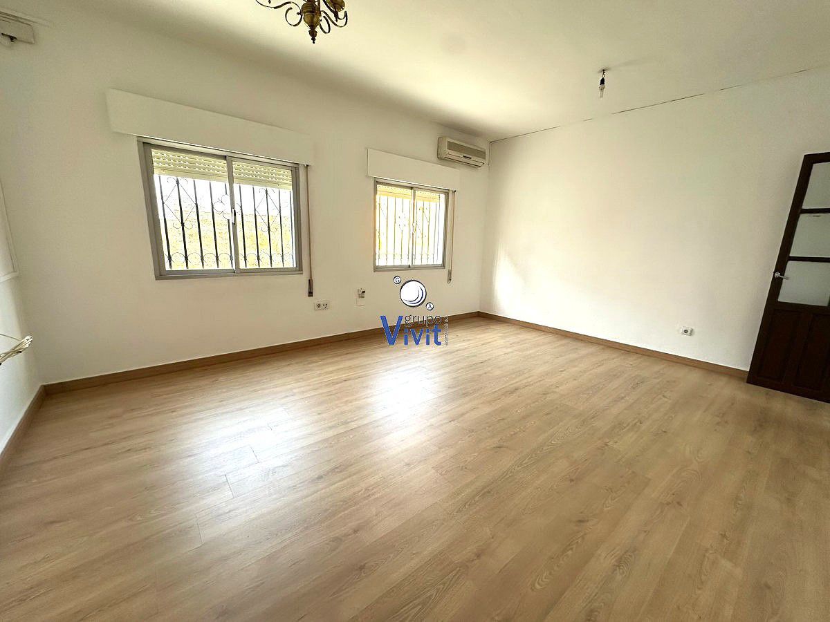 Living room of House or chalet for sale in Alcalá de Guadaira  with Parquet flooring and Storage room