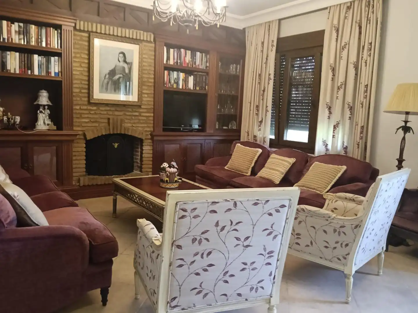 Sala d'estar de Casa o xalet en venda en Conil de la Frontera amb Aire condicionat, Jardí privat i Terrassa