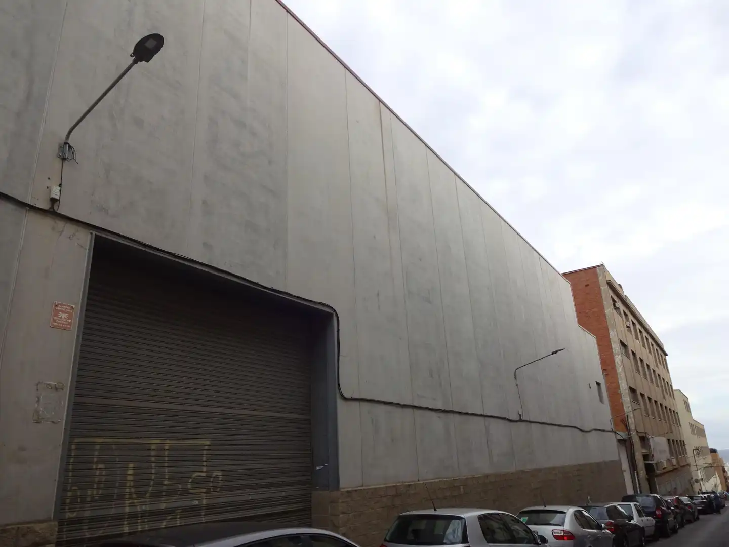 Außenansicht von Fabrikhallen zum Verkauf in Mataró