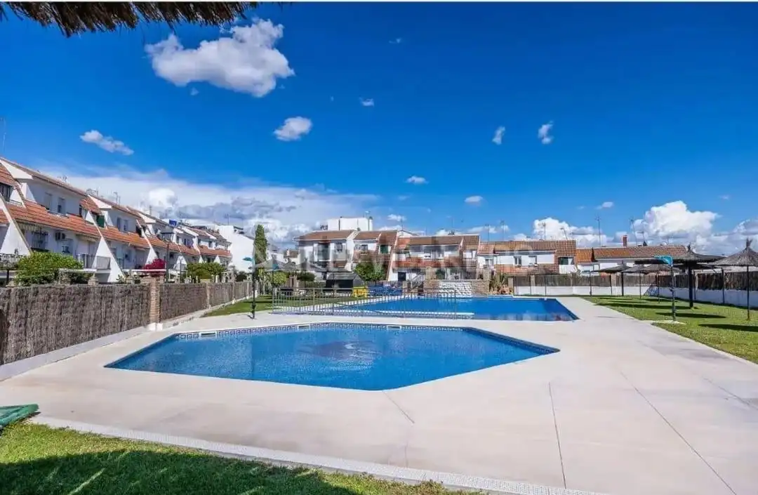 Piscina de Casa adosada en venda en Tomares amb Terrassa i Traster