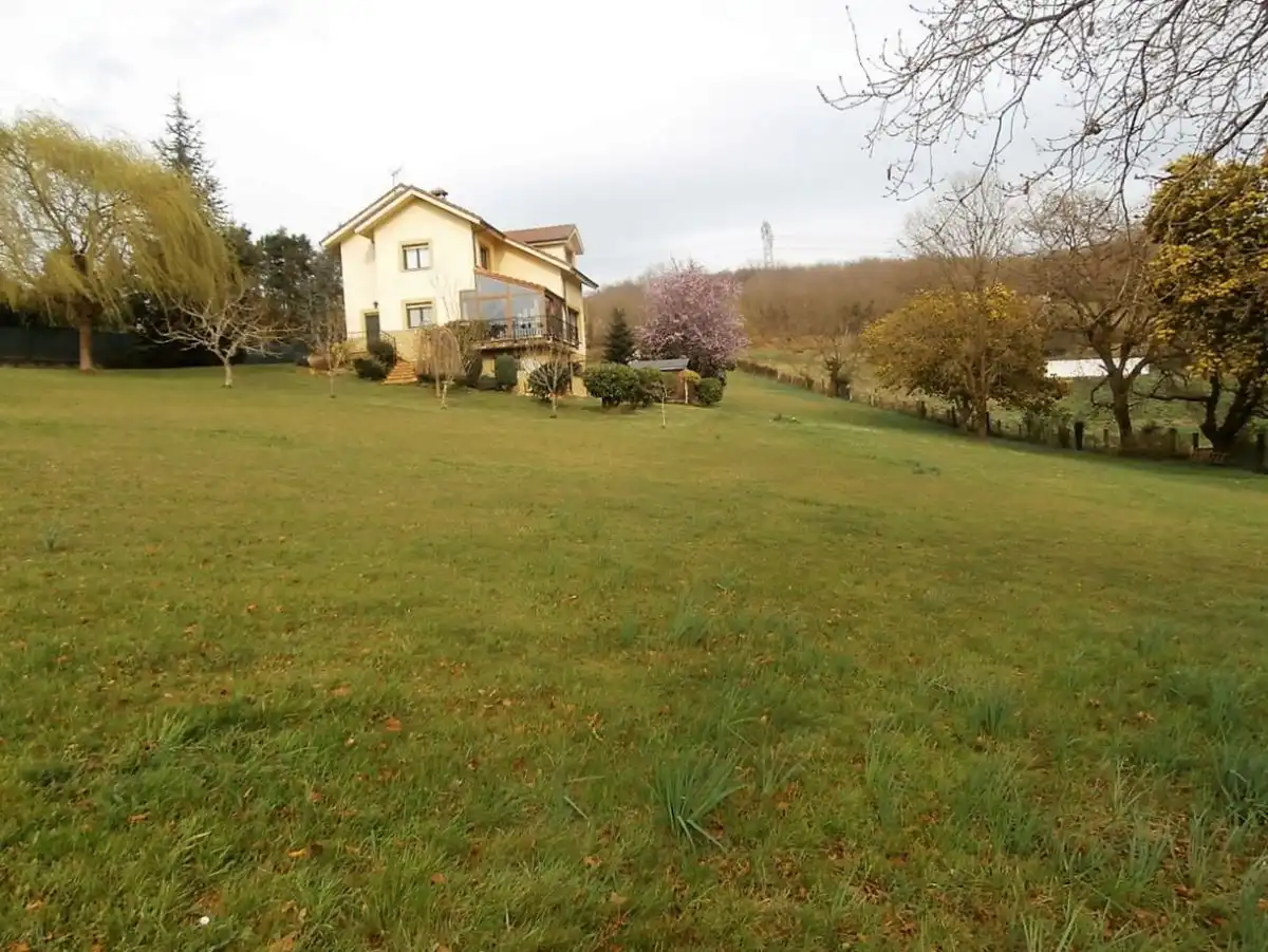 Casa o xalet en venda en Oviedo  amb Calefacció, Jardí privat i Terrassa