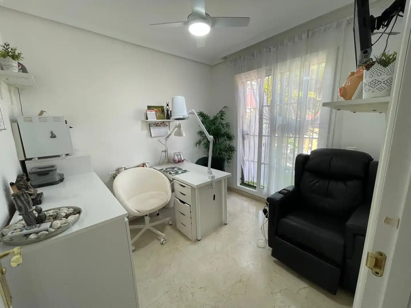 Sala d'estar de Casa adosada en venda en Mijas amb Aire condicionat, Jardí privat i Terrassa