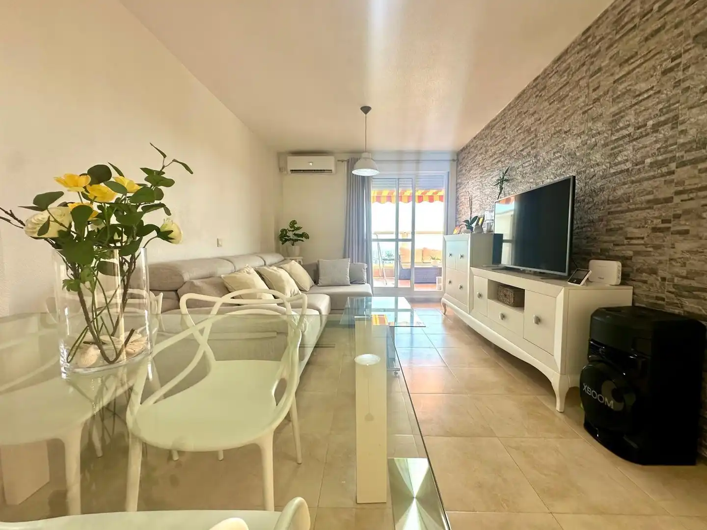 Sala d'estar de Pis en venda en Roquetas de Mar amb Aire condicionat i Terrassa