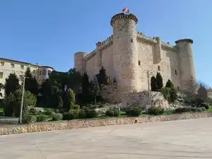 Außenansicht von Einfamilien-Reihenhaus zum Verkauf in Torija mit Heizung, Privatgarten und Terrasse