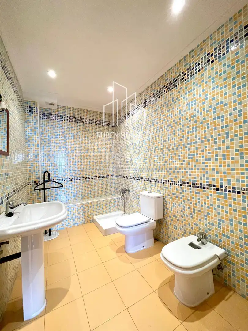 Baño de Casa adosada en venta en Doñinos de Salamanca con Calefacción, Jardín privado y Trastero