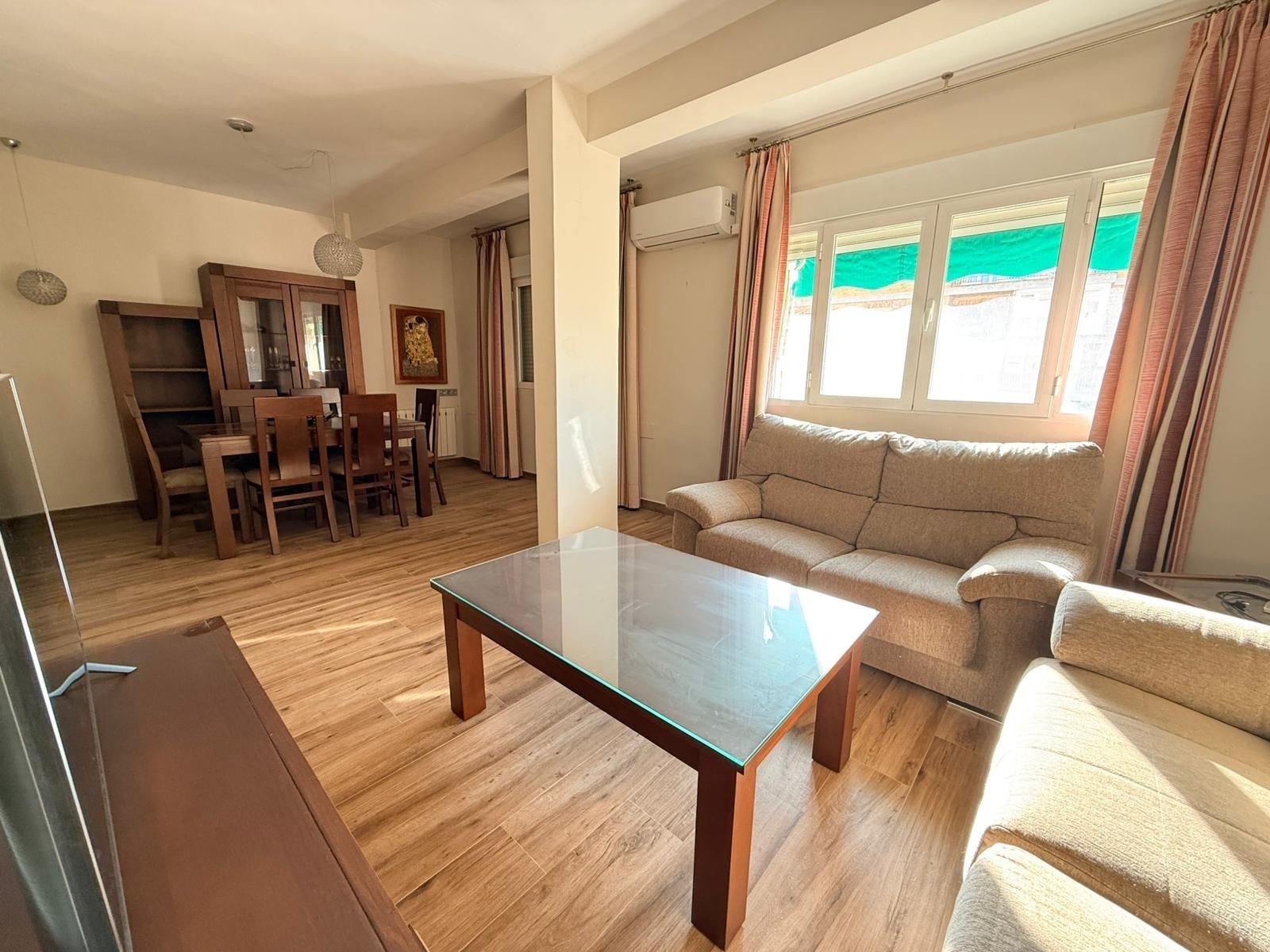 Living room of Flat to rent in  Granada Capital  with Air Conditioner, Heating and Balcony