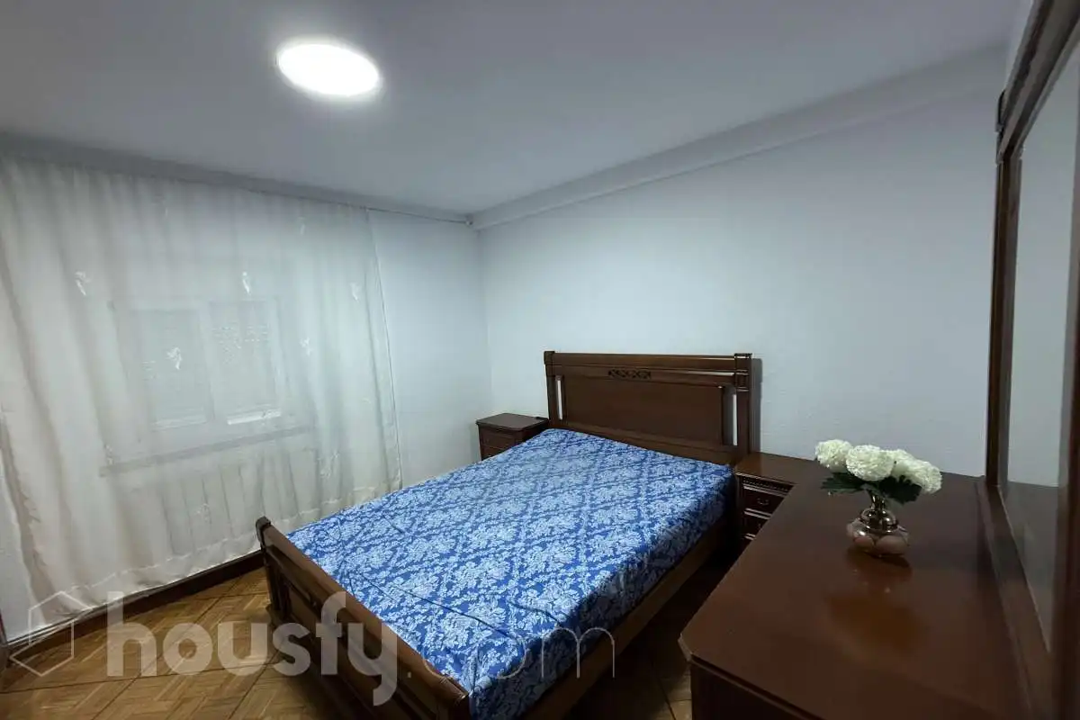 Schlafzimmer von Wohnung zur Miete in Madrid mit Heizung, Möbliert und Balkon