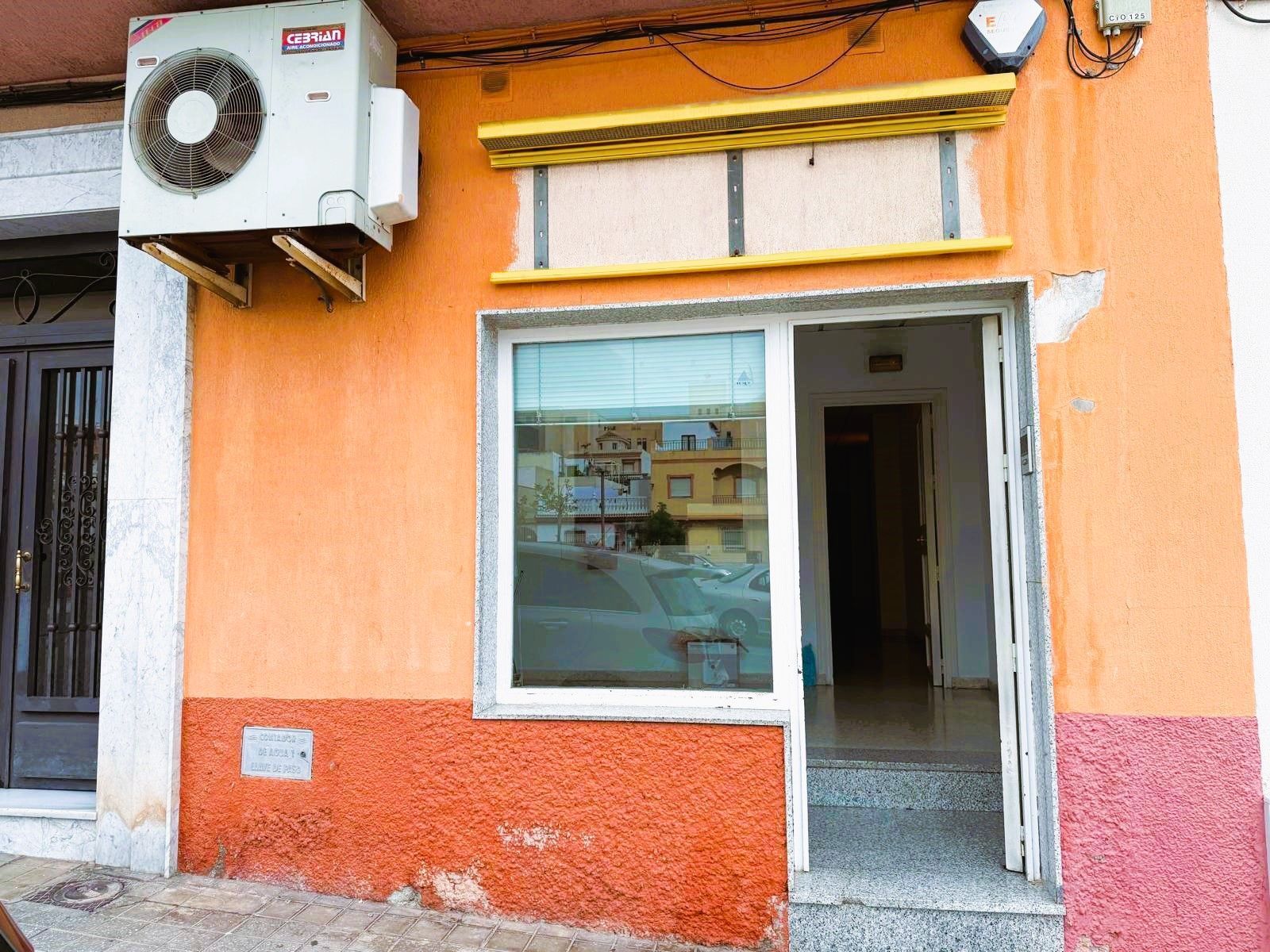 Vista exterior de Local en venda en Motril amb Aire condicionat