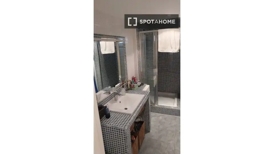 Bathroom of Apartments for share in Vélez-Málaga  with Air Conditioner, Terrace and Furnished