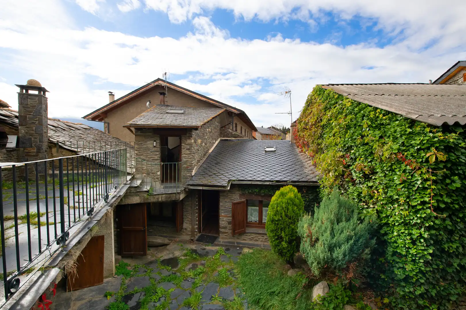 Vista exterior de Finca rústica en venda en Bolvir amb Calefacció, Jardí privat i Parquet
