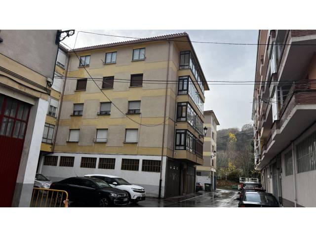 Piso en Venta en FELIPE II, 5 en Espinosa de los Monteros