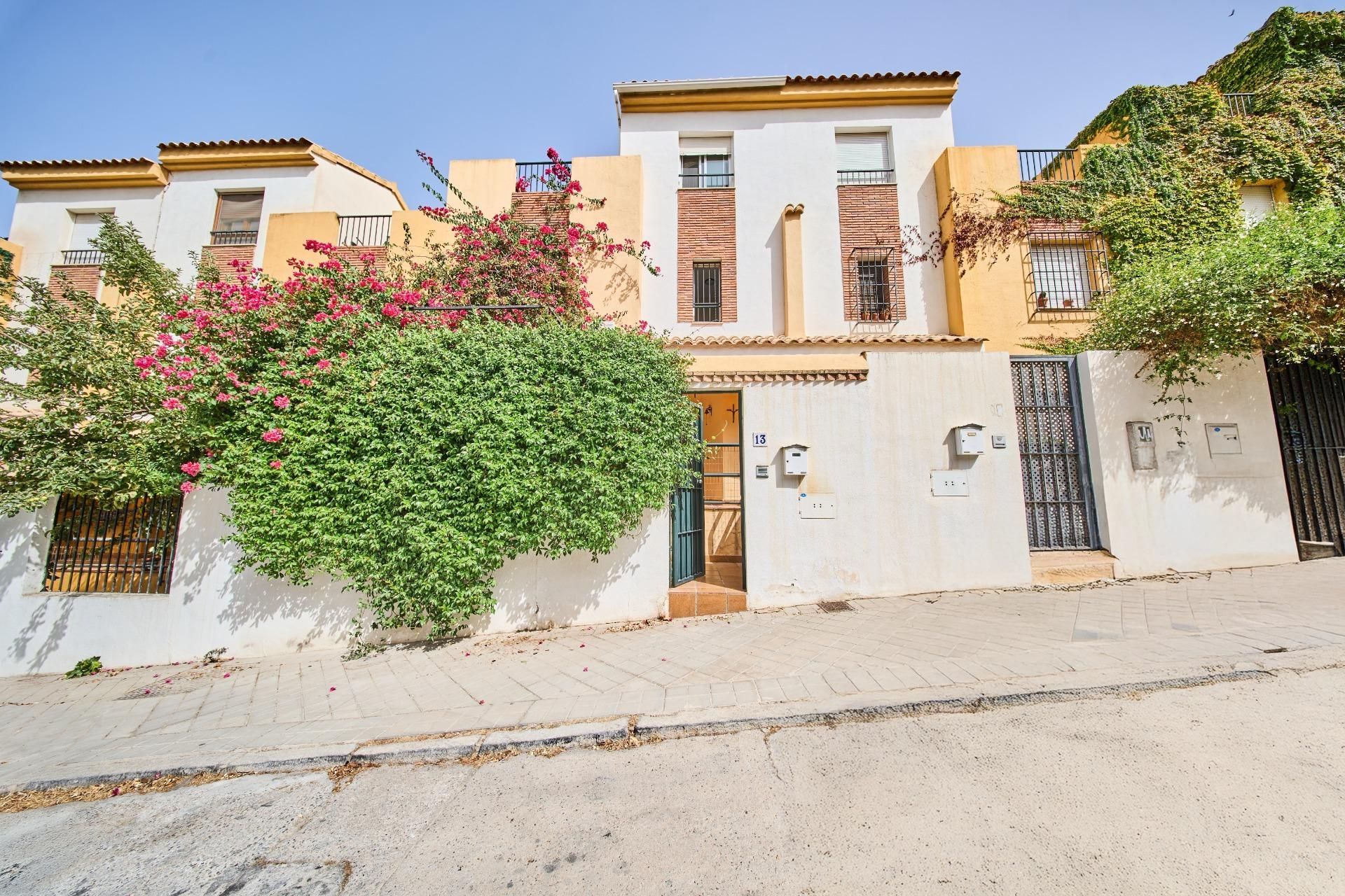 Exterior view of Single-family semi-detached for sale in  Granada Capital  with Private garden and Terrace