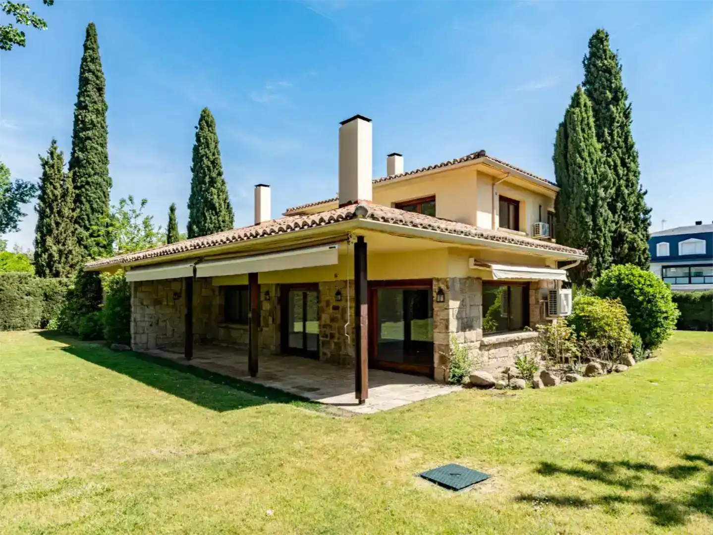 Vista exterior de Casa o xalet en venda en Pozuelo de Alarcón amb Aire condicionat i Piscina