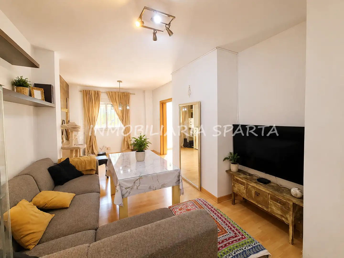 Sala d'estar de Casa adosada en venda en Santiponce amb Aire condicionat, Parquet i Terrassa