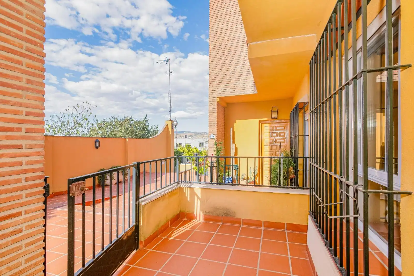 Vista exterior de Casa adosada en venda en Cájar amb Aire condicionat, Calefacció i Terrassa