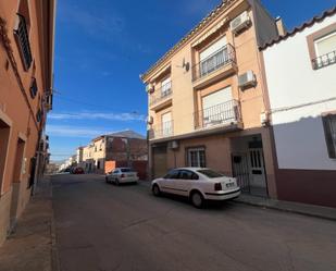 Vista exterior de Pis en venda en La Solana   amb Calefacció i Balcó