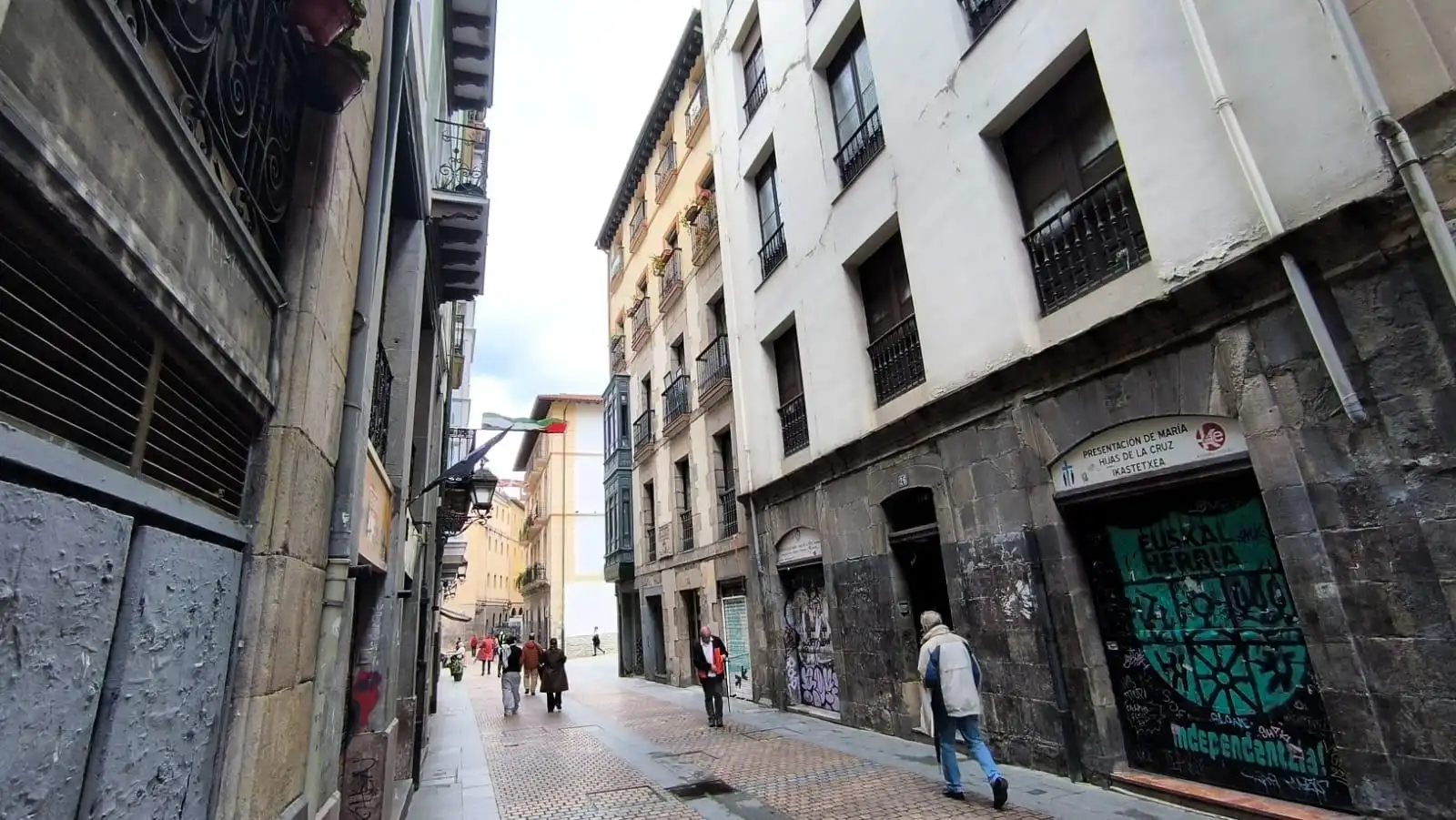 Außenansicht von Wohnung zum Verkauf in Bilbao  mit Heizung, Balkon und Whirlpool