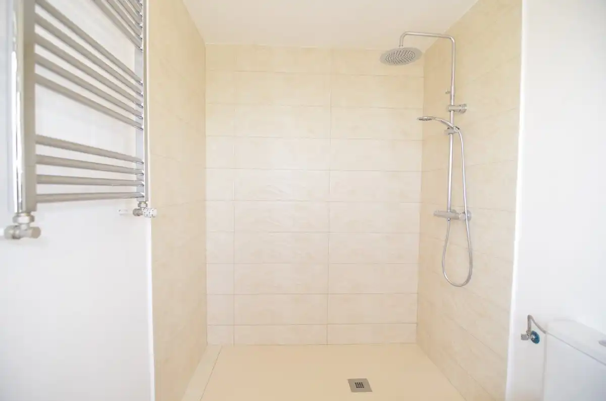 Bany de Casa o xalet en venda en Calvarrasa de Abajo amb Terrassa, Piscina i Moblat