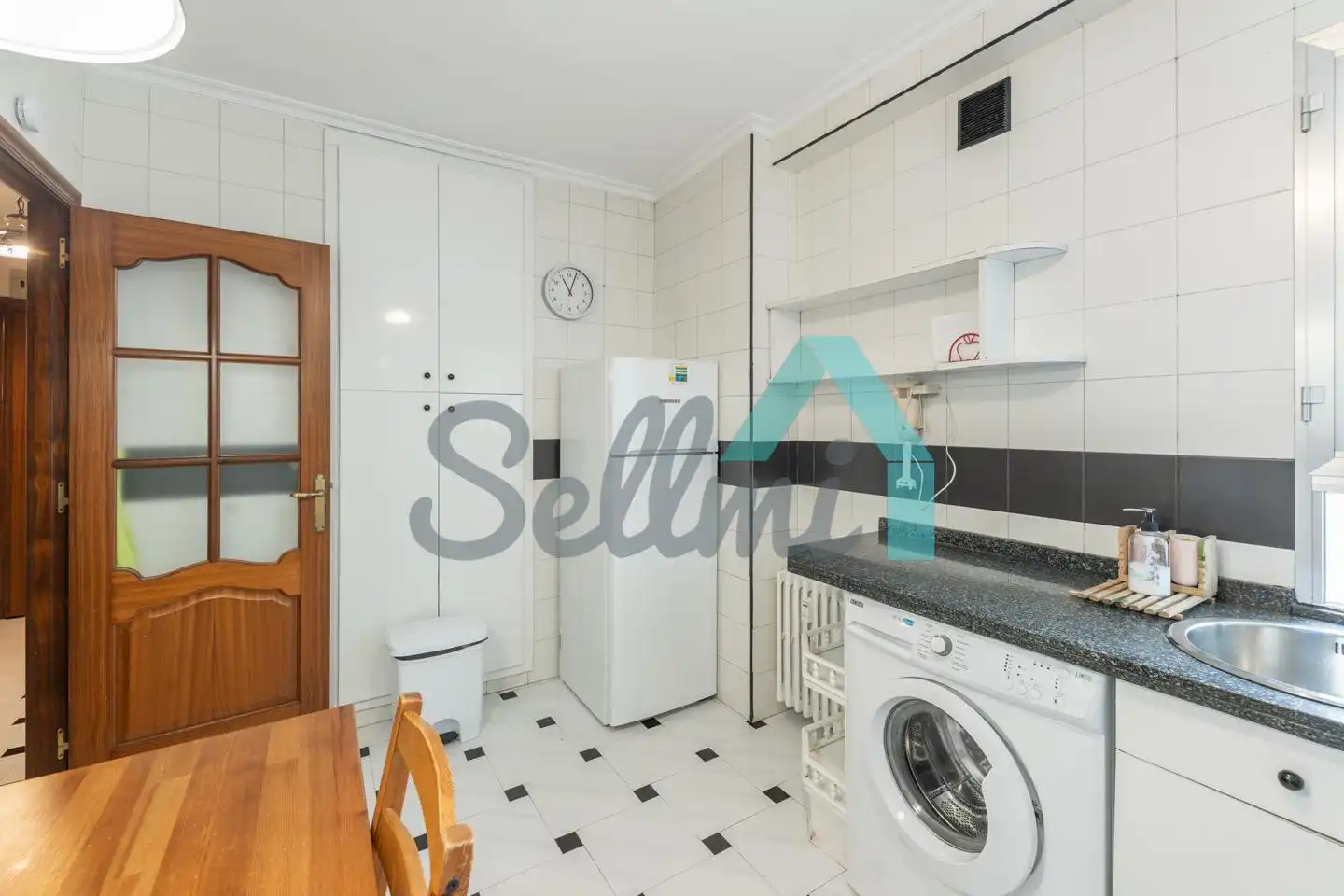 Kitchen of Flat for share in Oviedo   with Heating, Parquet flooring and Terrace