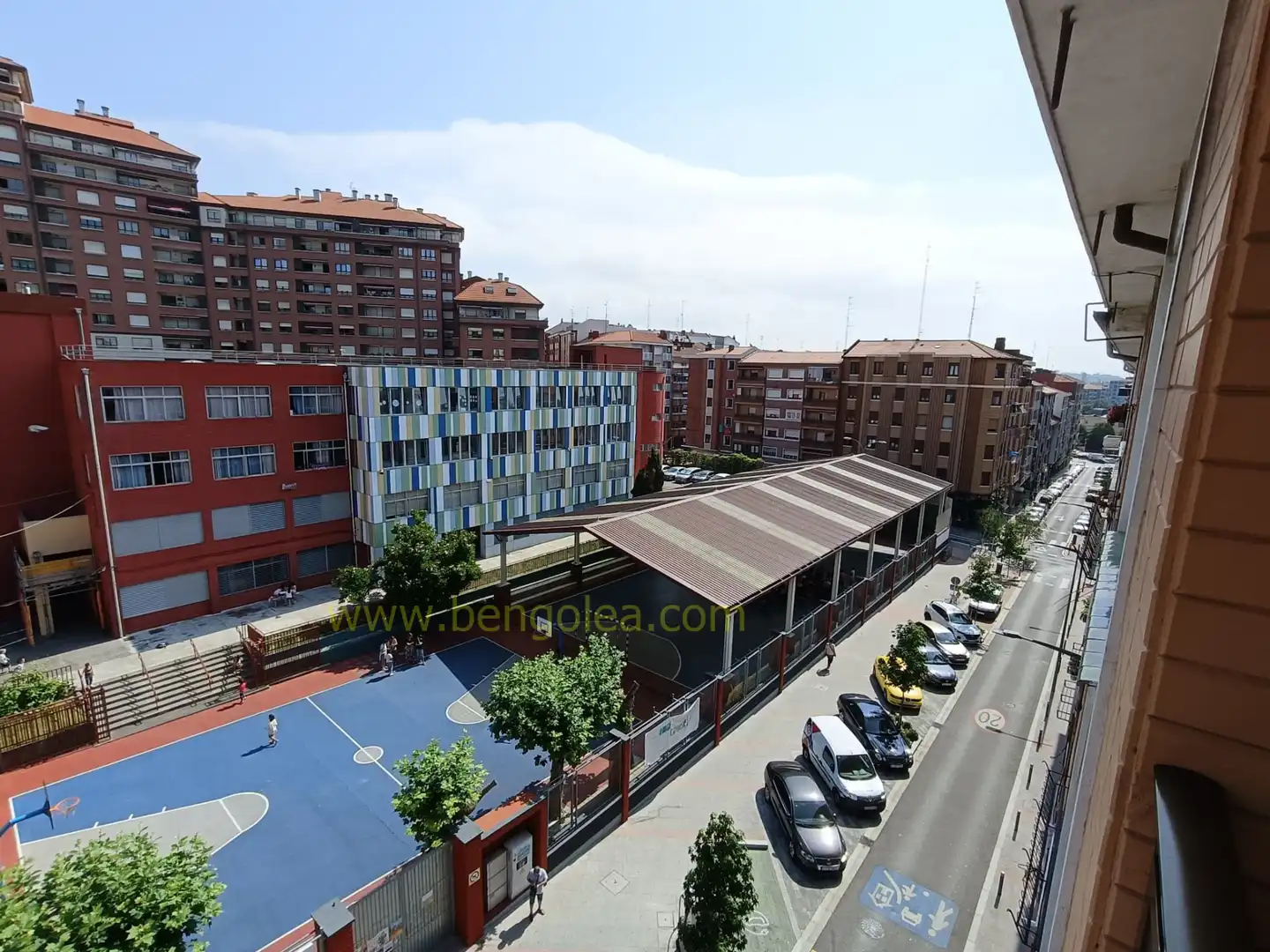 Außenansicht von Wohnung zum Verkauf in Santurtzi  mit Abstellraum und Balkon
