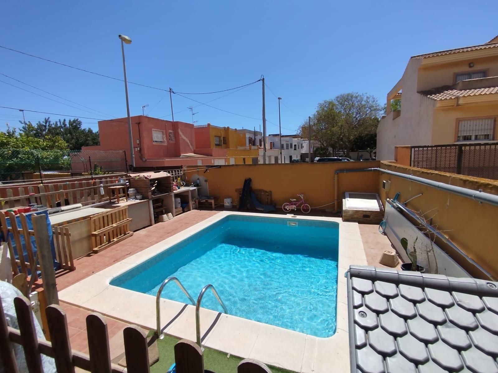 Piscina de Casa adosada en venda en Cartagena amb Aire condicionat, Jardí privat i Terrassa