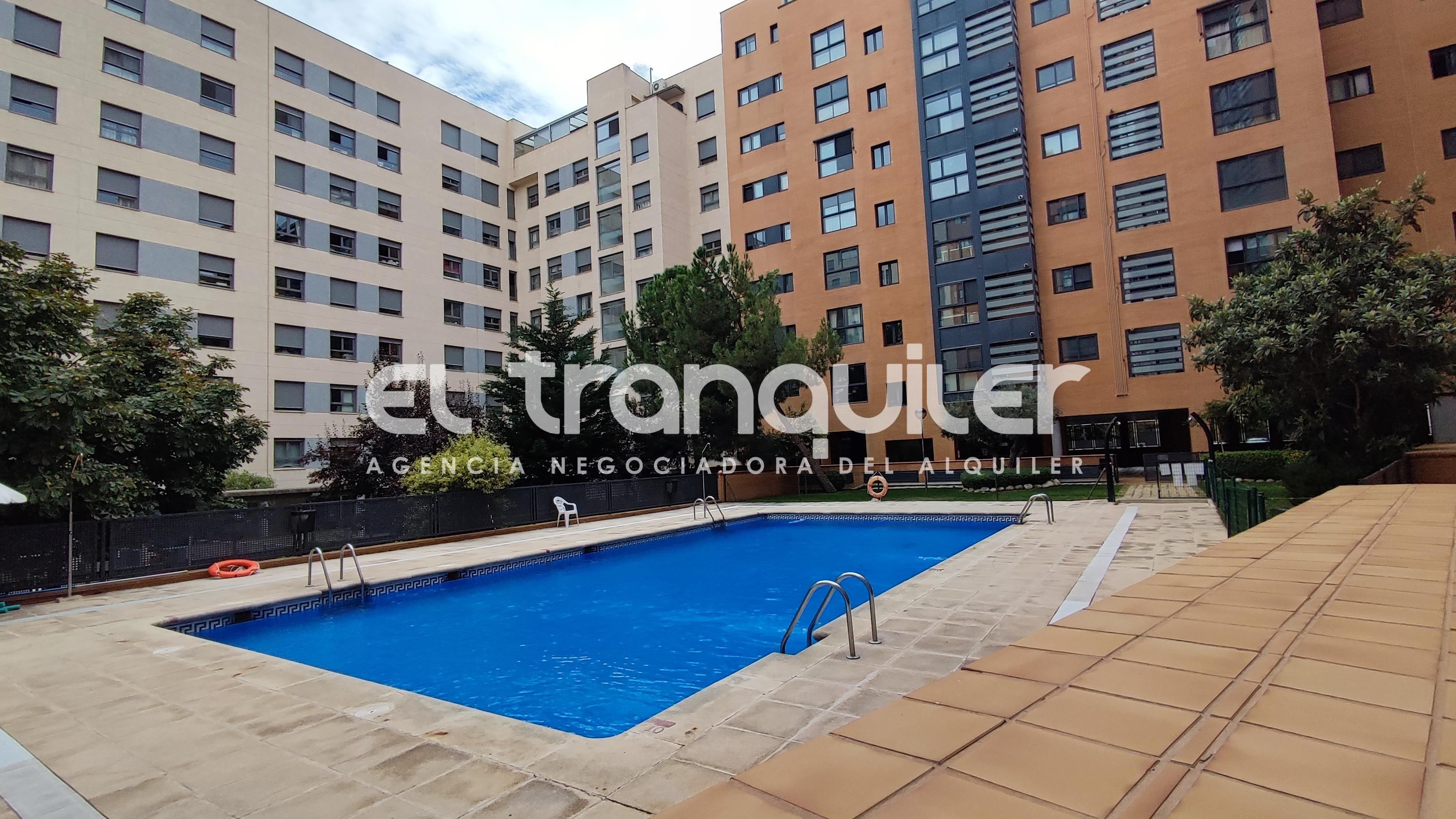Swimming pool of Flat to rent in  Madrid Capital  with Air Conditioner, Parquet flooring and Swimming Pool