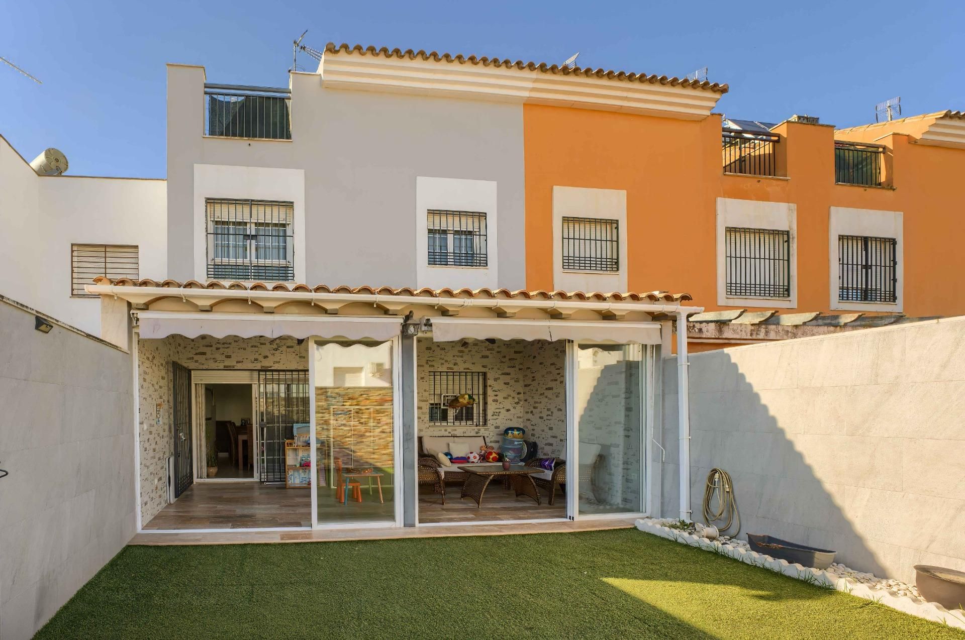 Exterior view of Single-family semi-detached for sale in Bormujos  with Air Conditioner, Private garden and Terrace