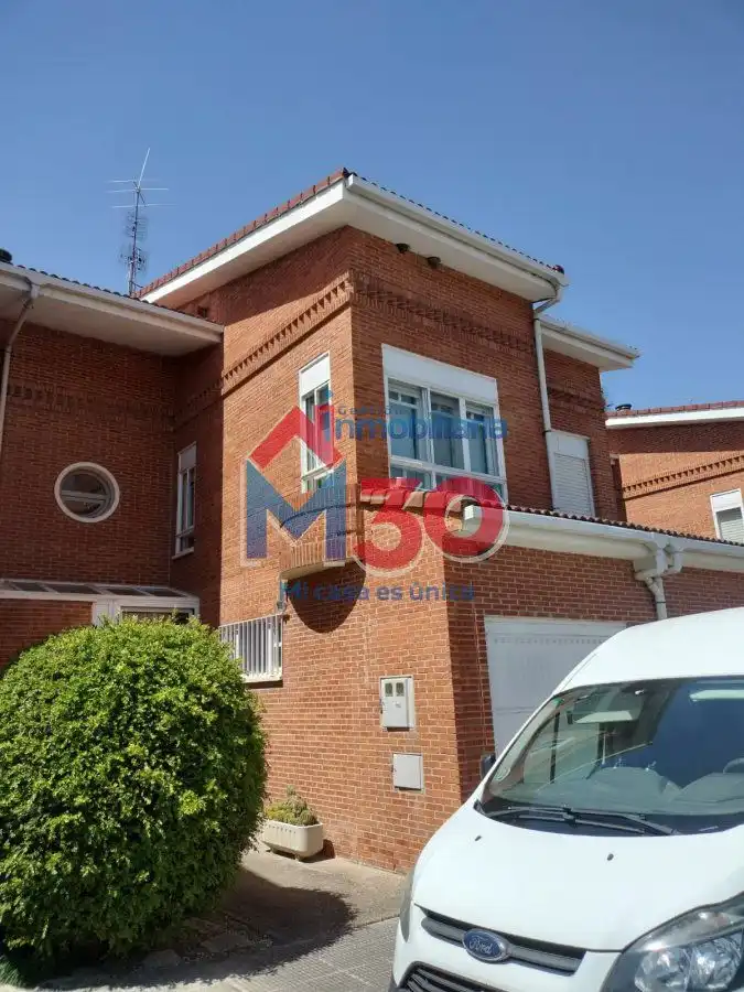 Vista exterior de Casa o chalet en venta en Miranda de Ebro con Calefacción y Terraza