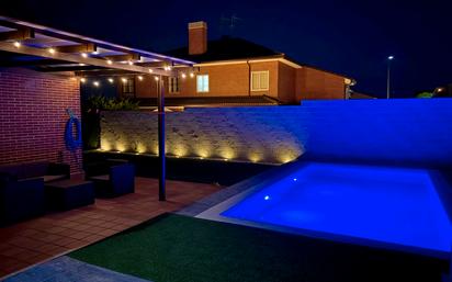 Piscina de Casa adosada en venda en Olías del Rey amb Aire condicionat, Jardí privat i Traster