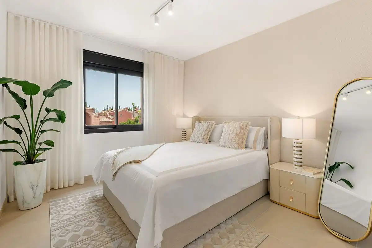 Dormitori de Casa adosada en venda en Marbella amb Aire condicionat, Terrassa i Piscina comunitària