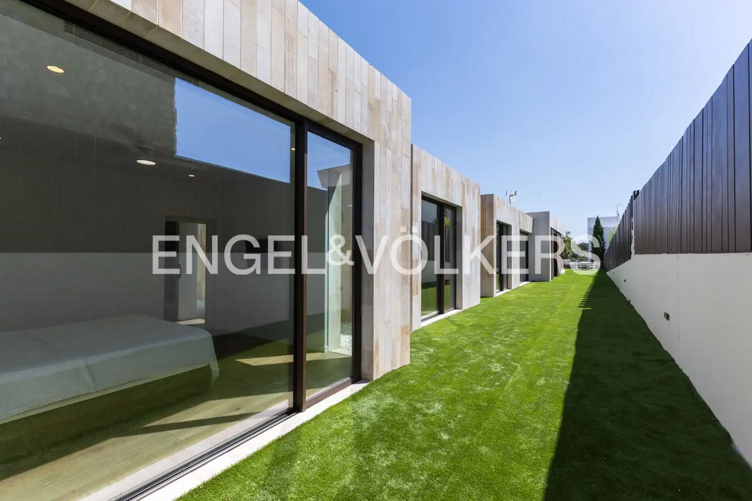 Vista exterior de Casa o xalet en venda en Godella amb Aire condicionat, Calefacció i Jardí privat