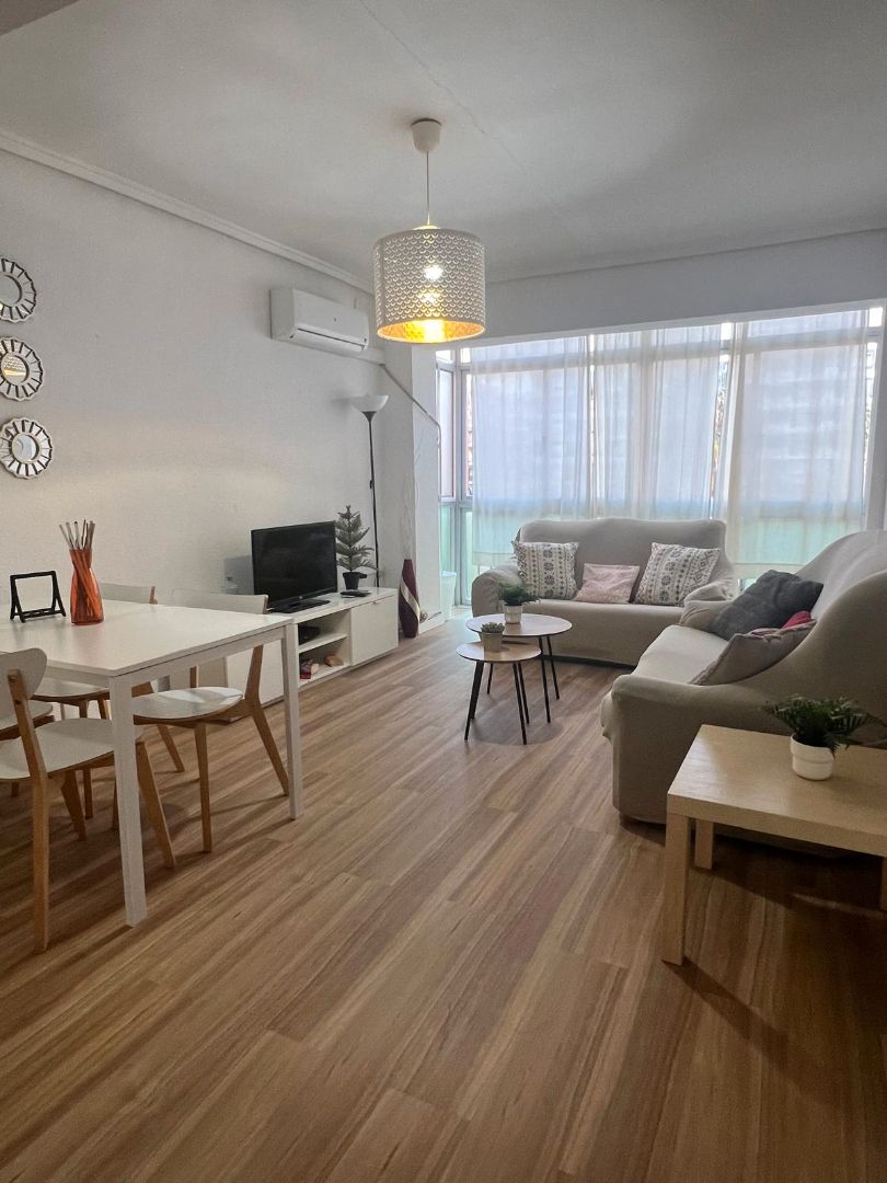 Sala d'estar de Pis de lloguer en  Valencia Capital amb Aire condicionat, Parquet i Moblat