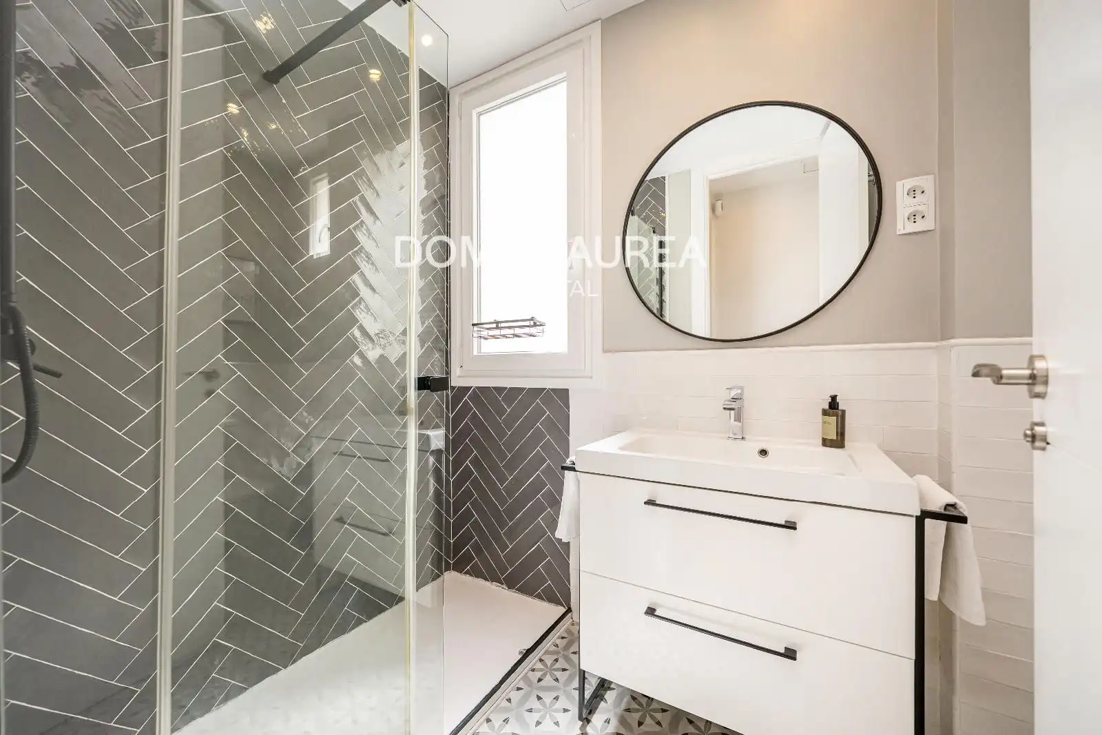 Bathroom of Attic for rent in Madrid  with Air Conditioner, Heating and Parquet flooring